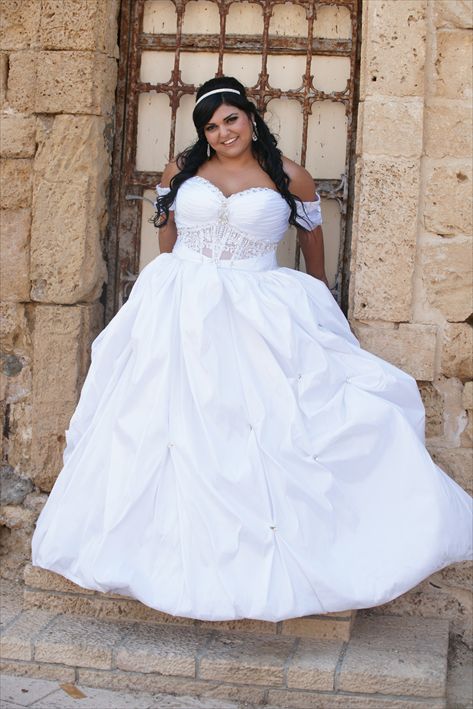 <b>(שמלת כלה: סלון סוליי, איפור ושיער: סלון סוליי, צילום: MDVD)</b>