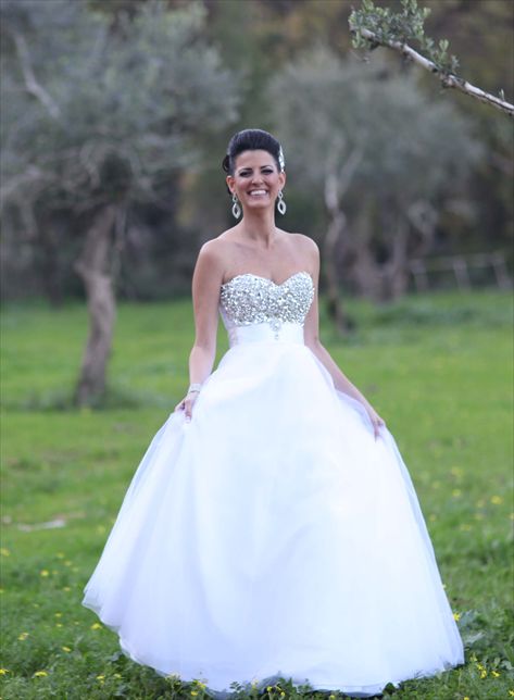 <b>(שמלת כלה: איפור: שיער: צילום: )</b>