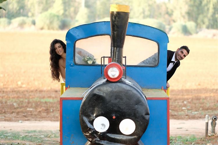 להמתין זה פאסה: זוגיות שעלתה על רכבת מהירה 1